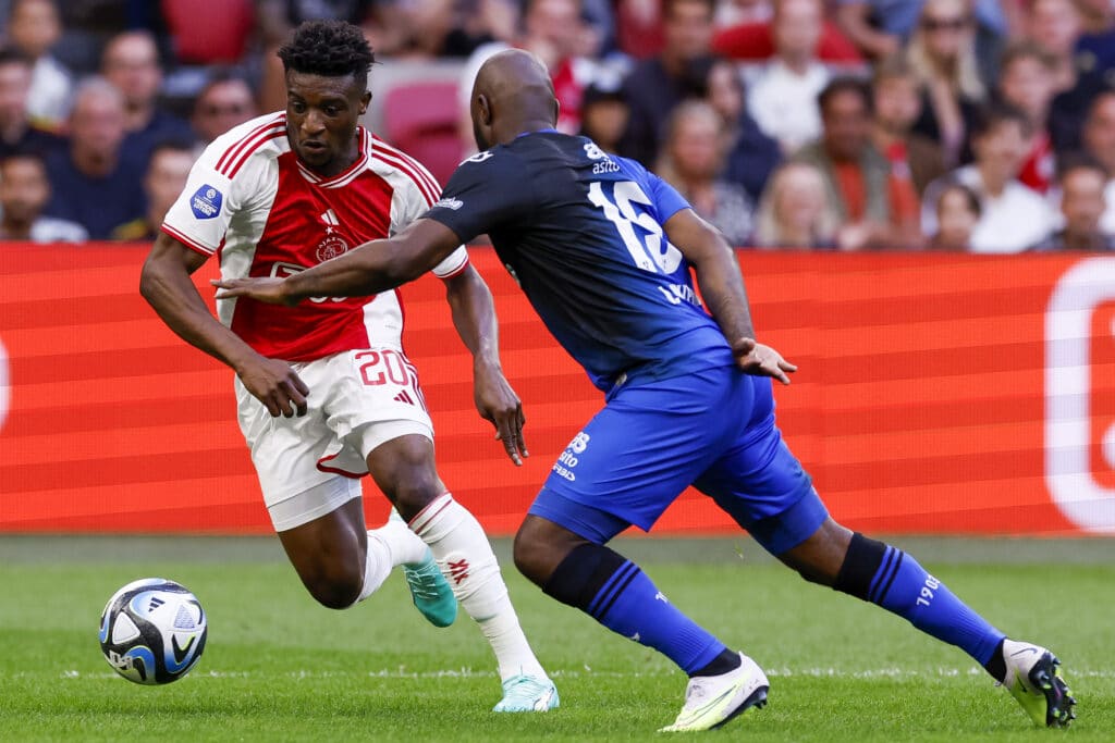 Mohammed Kudus close to West Ham move in hammer blow to Chelsea 1 Mohammed Kudus takes on a player at Ajax
