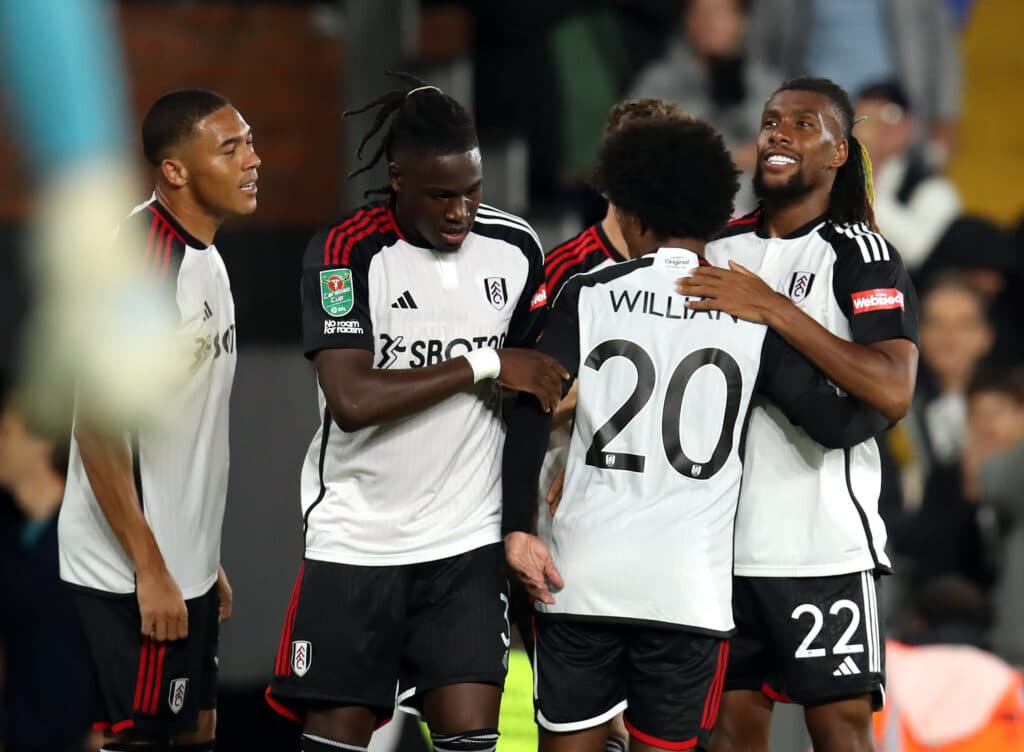 Fulham vs Sheffield United lineups, 3 predictions - Alex Iwobi to finally get a start? 1 Alex Iwobi embracing his Fulham teammates
